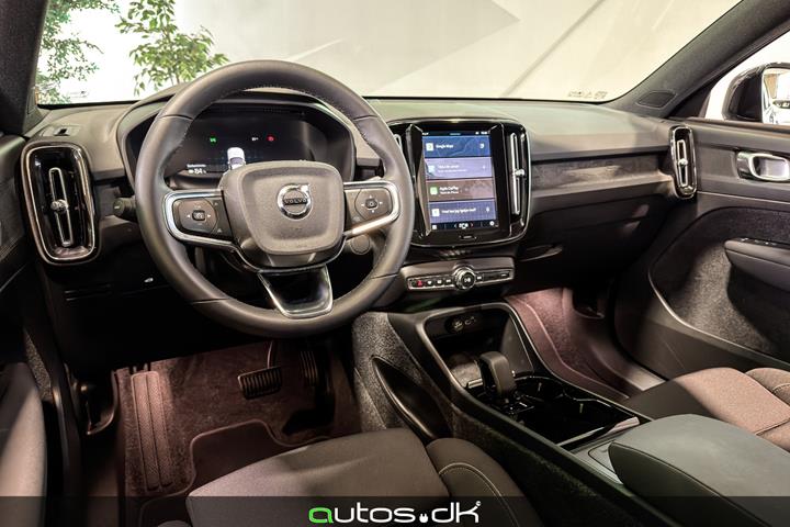 Blå Volvo XC40 fra 2023