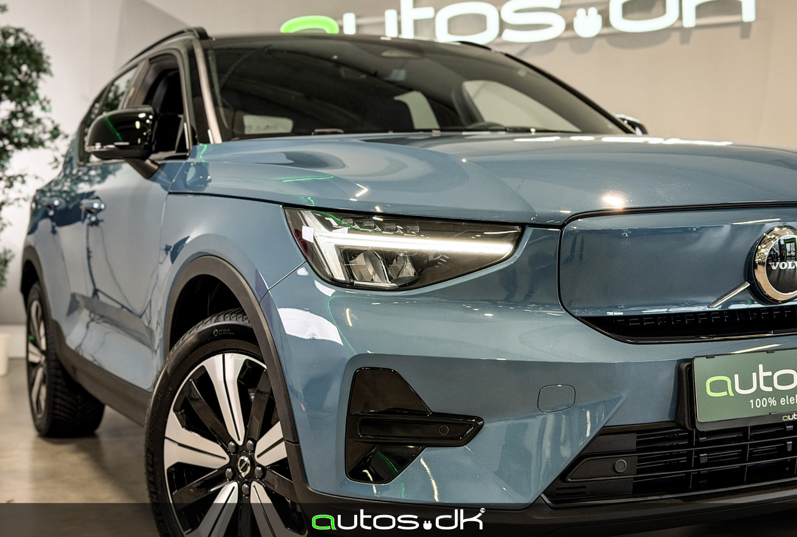 Blå Volvo XC40 fra 2023