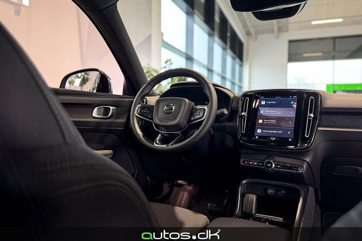 Blå Volvo XC40 fra 2023