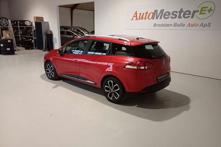 Rød Renault Clio IV fra 2018