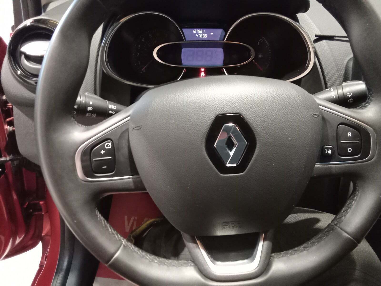 Rød Renault Clio IV fra 2018