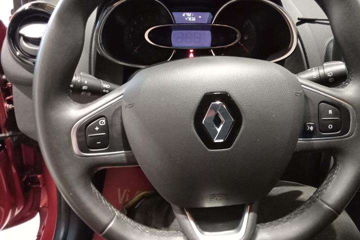 Rød Renault Clio IV fra 2018