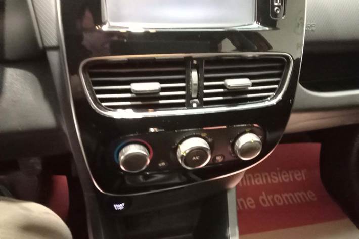 Rød Renault Clio IV fra 2018