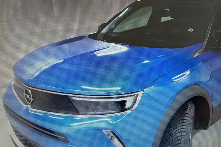 Blå Opel Mokka-e fra 2023