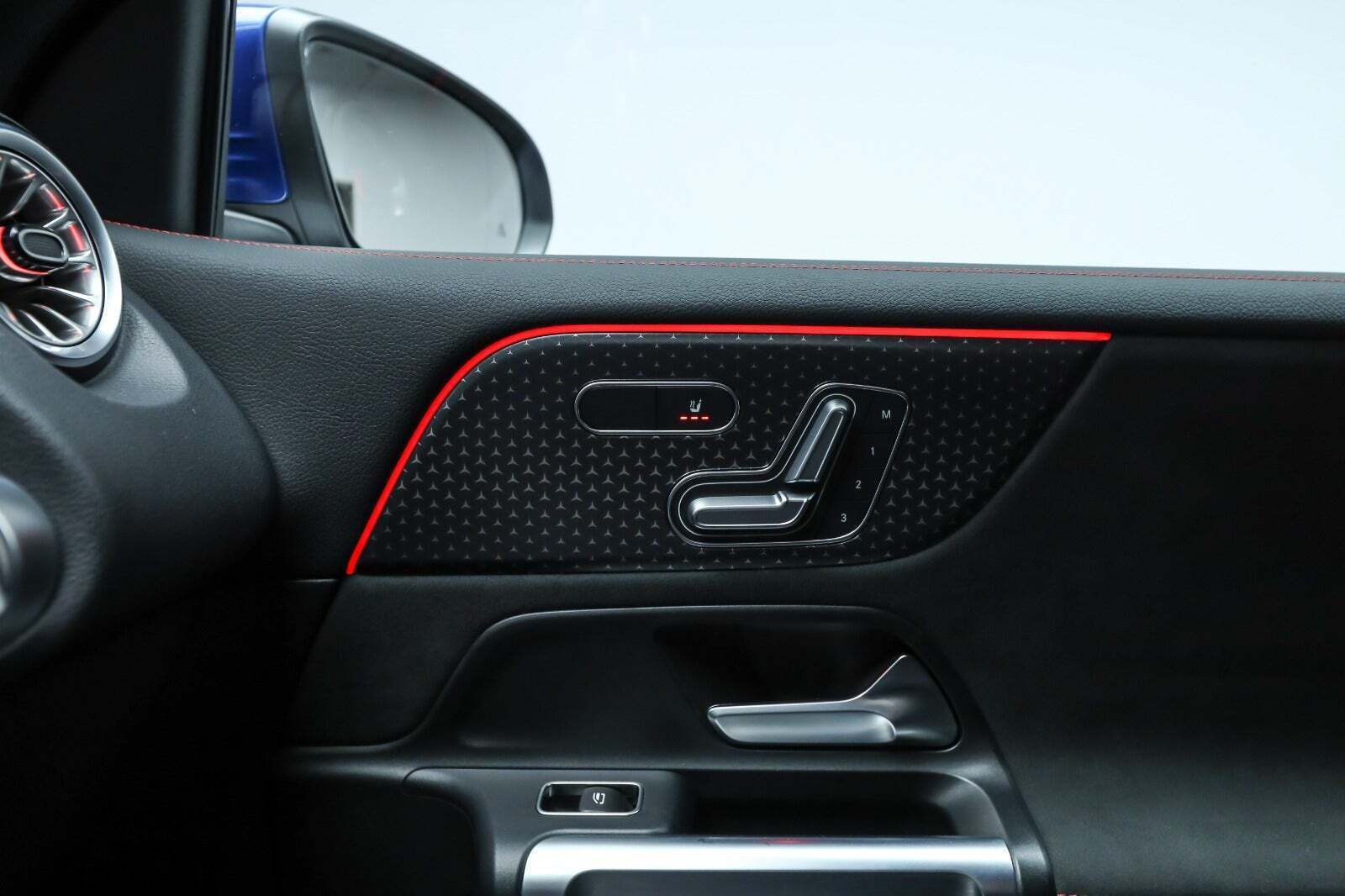 Blå Mercedes EQB250+ fra 2025