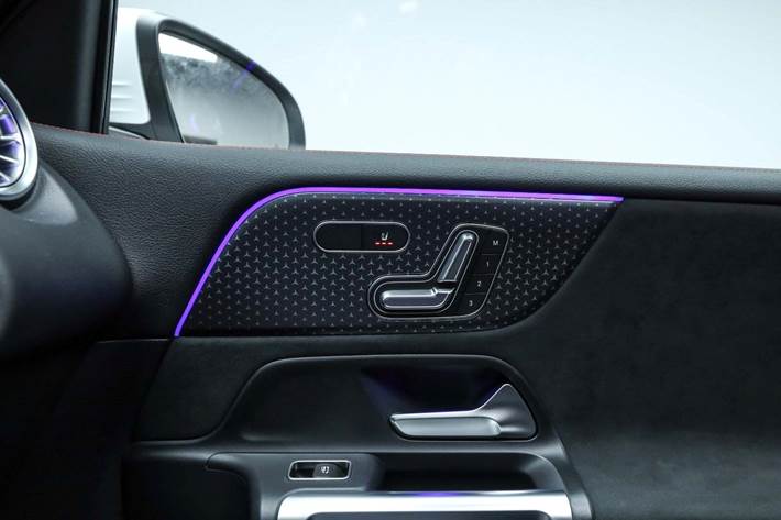 Hvid Mercedes EQB350 fra 2026