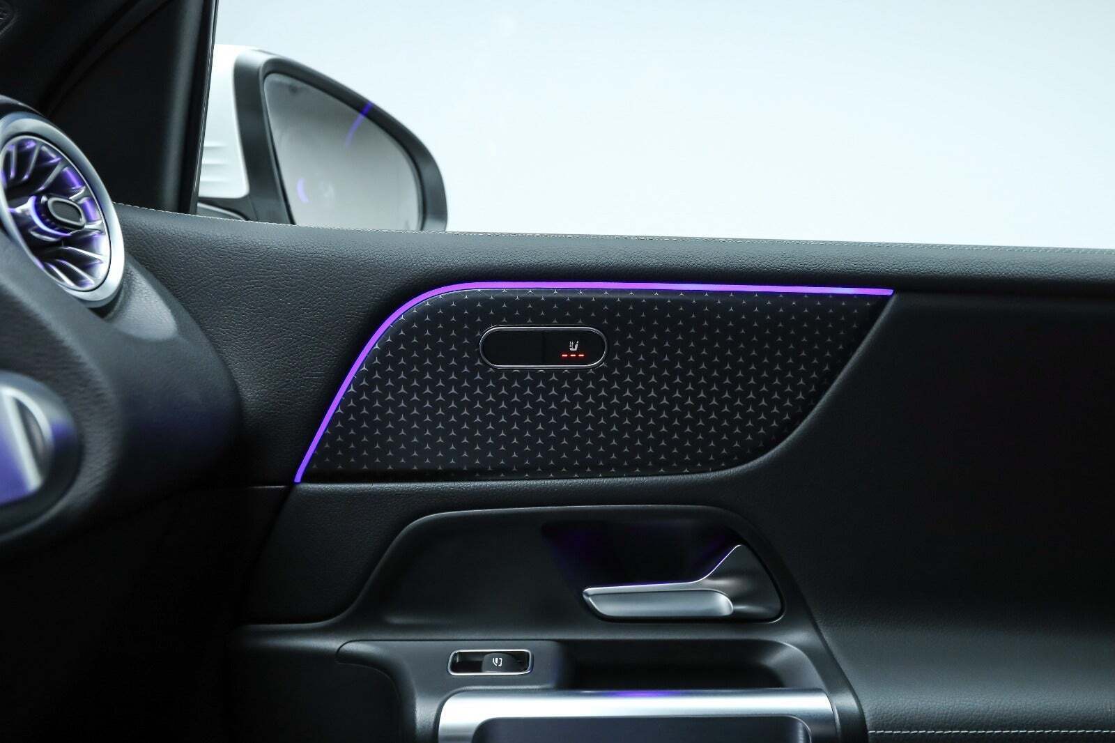 Hvid Mercedes EQB350 fra 2025