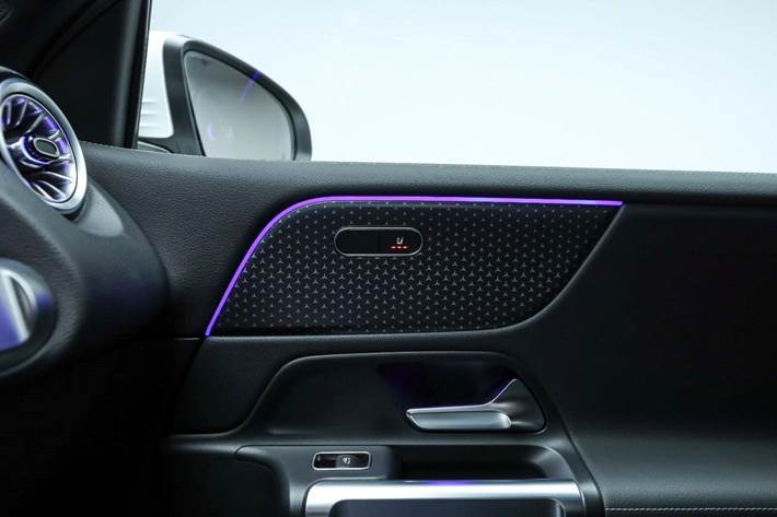 Hvid Mercedes EQB350 fra 2025