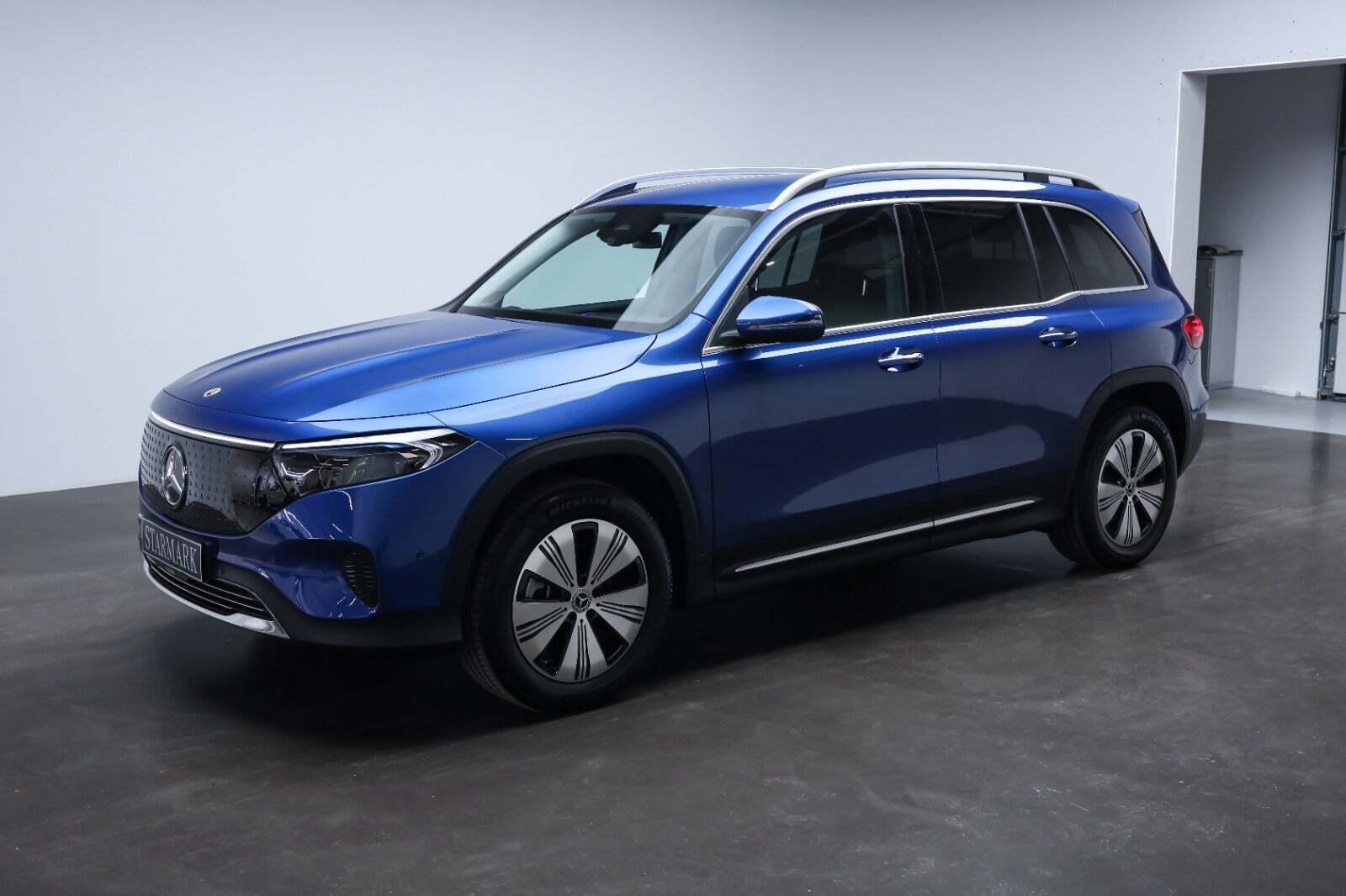 Blå Mercedes EQB250+ fra 2025