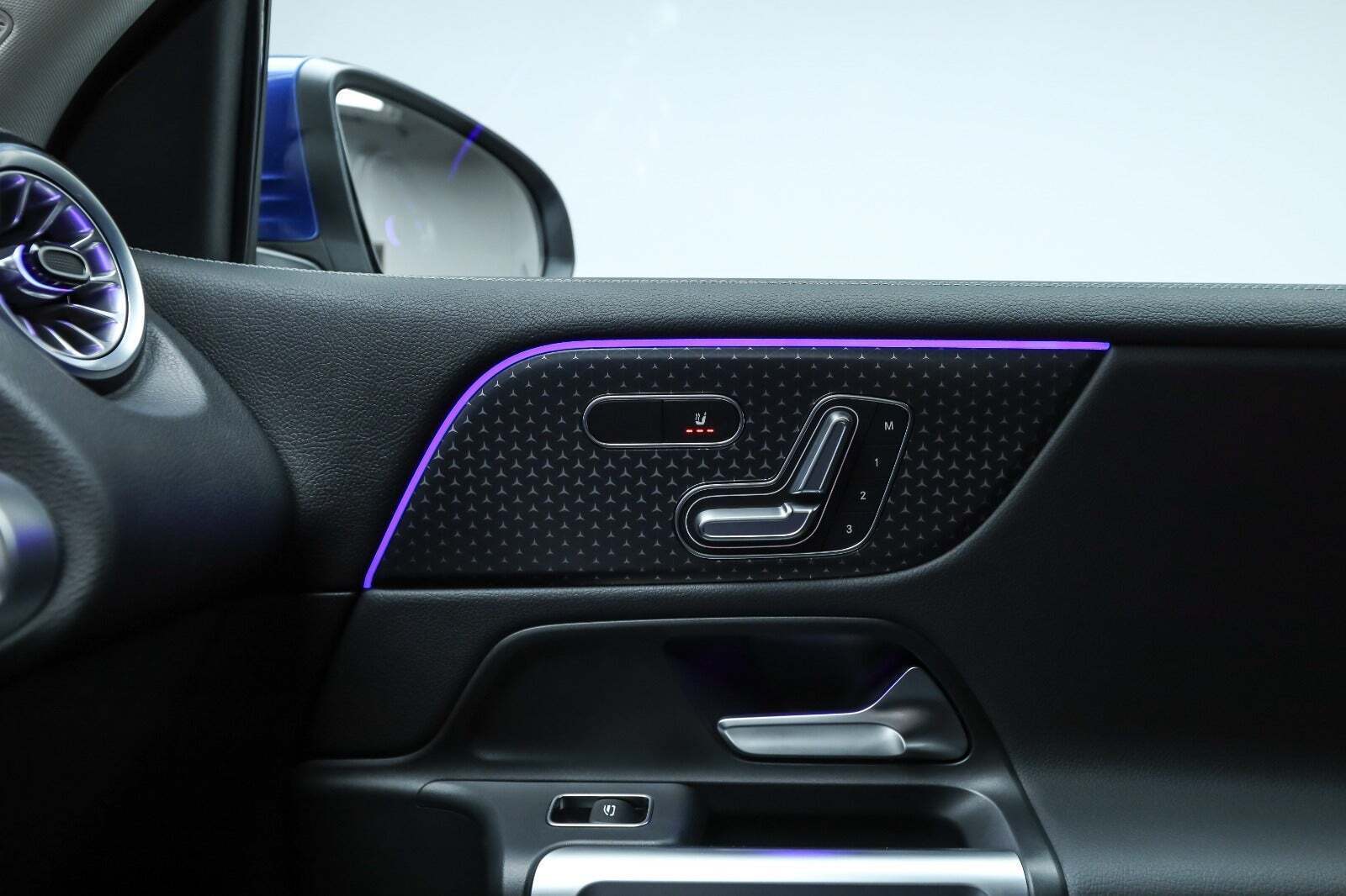 Blå Mercedes EQB250+ fra 2025