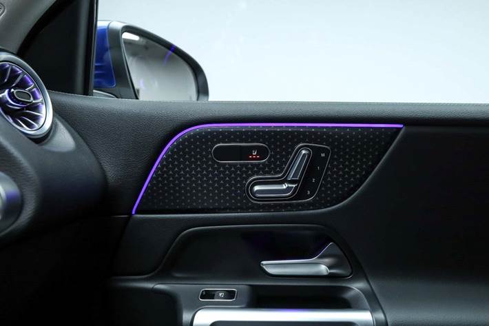 Blå Mercedes EQB250+ fra 2025