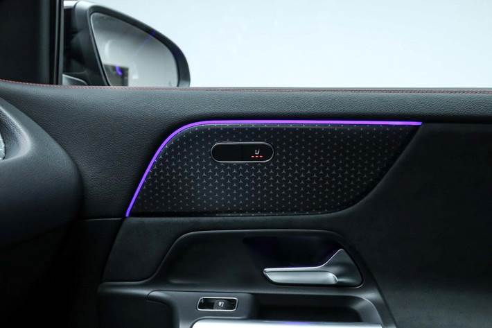 Blå Mercedes EQA250+ fra 2025