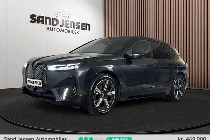 Grå BMW iX fra 2024