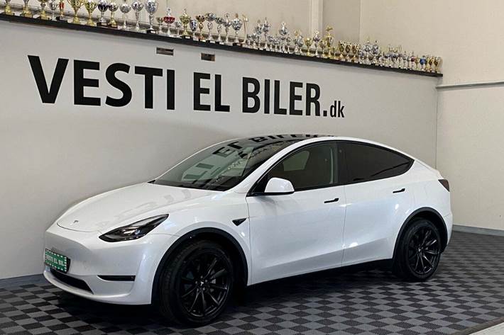 Hvid Tesla Model Y fra 2022