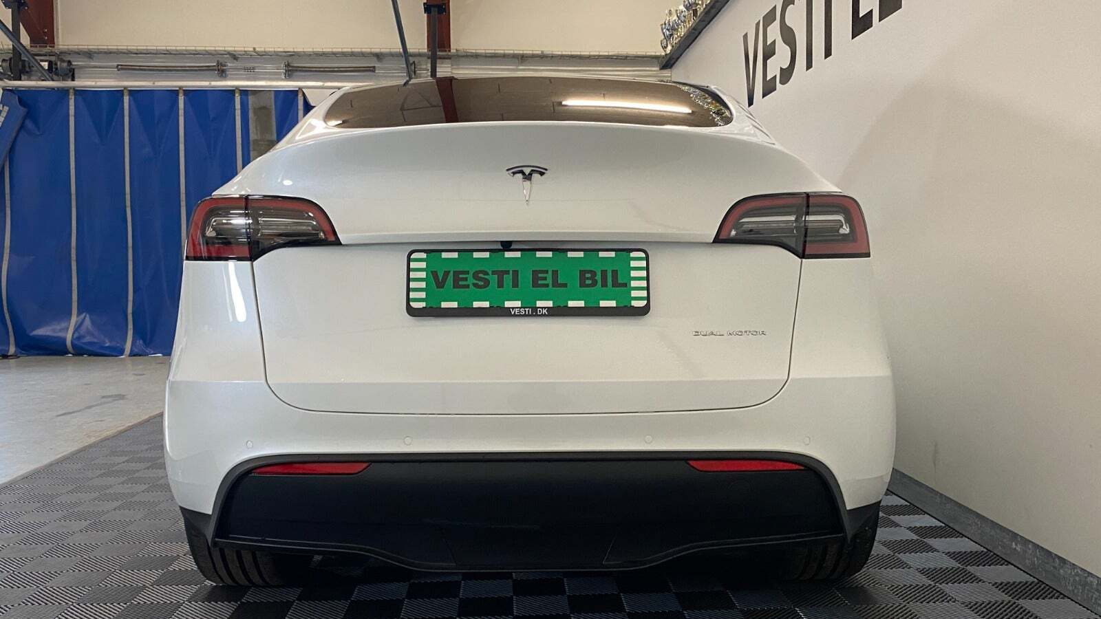 Hvid Tesla Model Y fra 2022