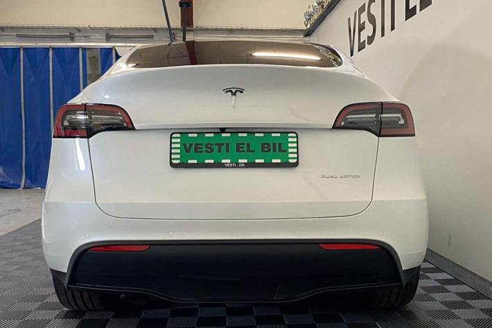Hvid Tesla Model Y fra 2022