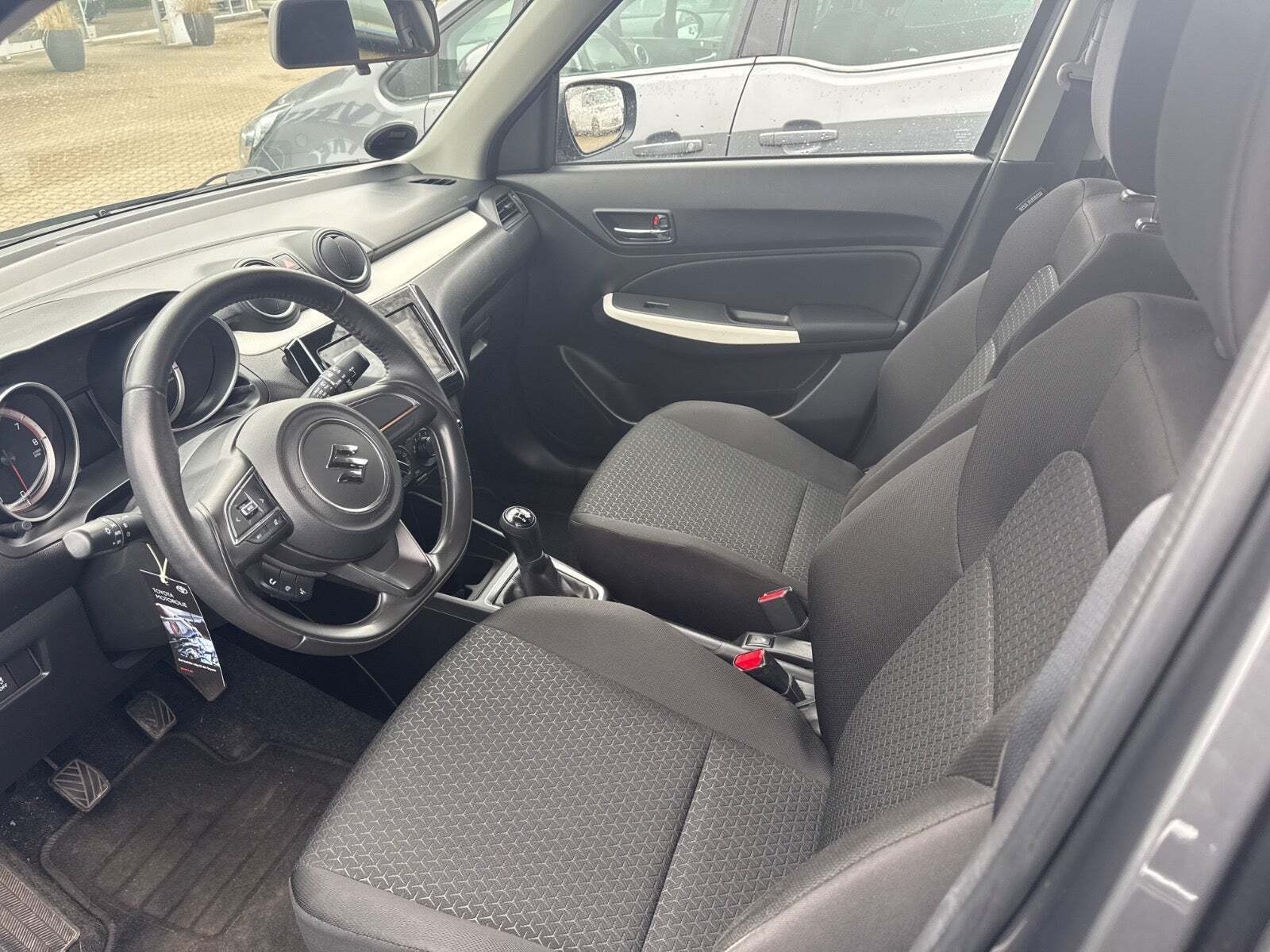 Grå Suzuki Swift fra 2018