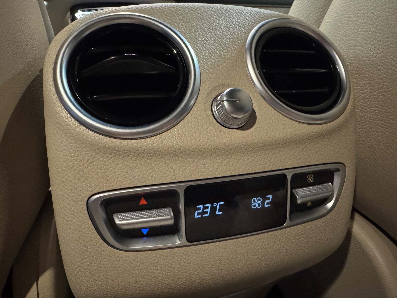 Sort Mercedes EQC400 fra 2023