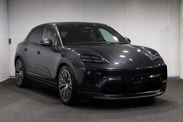 Sort Porsche Macan 4 fra 2025