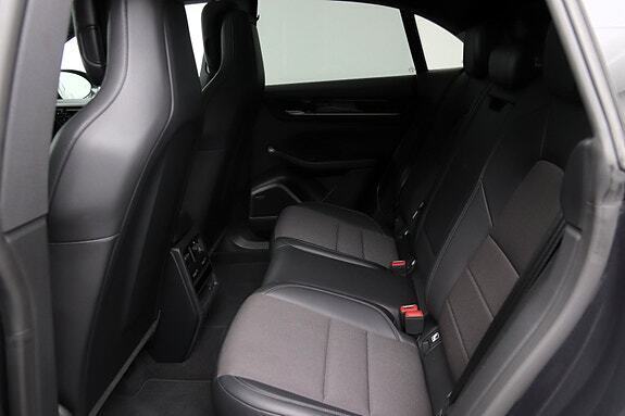 Sort Porsche Macan 4 fra 2025