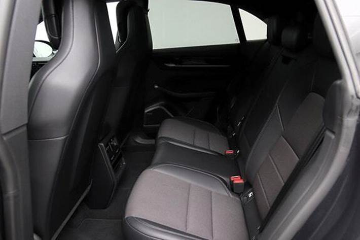 Sort Porsche Macan 4 fra 2025