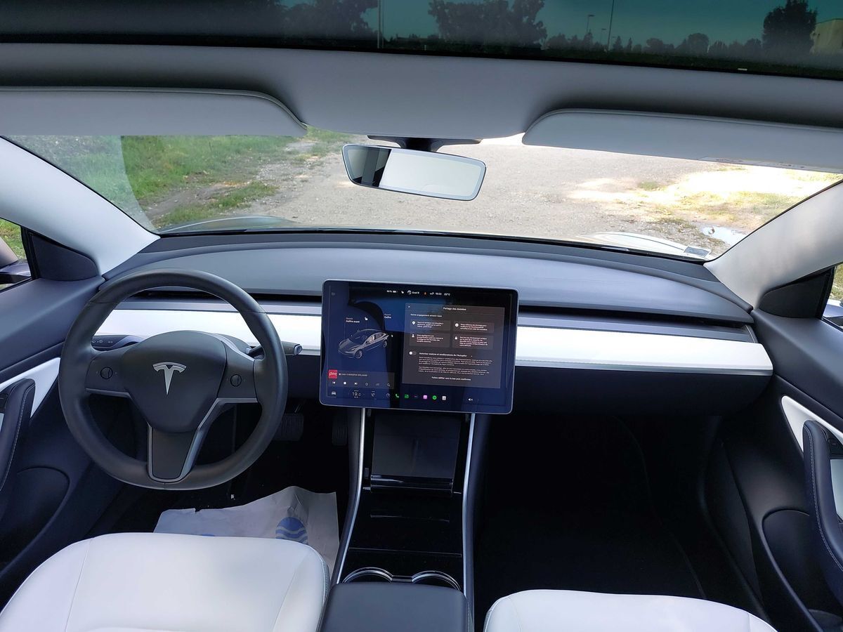 Grå Tesla Model 3 fra 2020