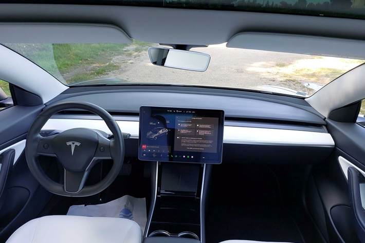 Grå Tesla Model 3 fra 2020