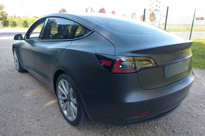 Grå Tesla Model 3 fra 2020