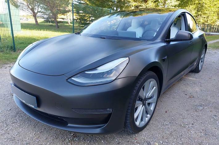 Grå Tesla Model 3 fra 2020