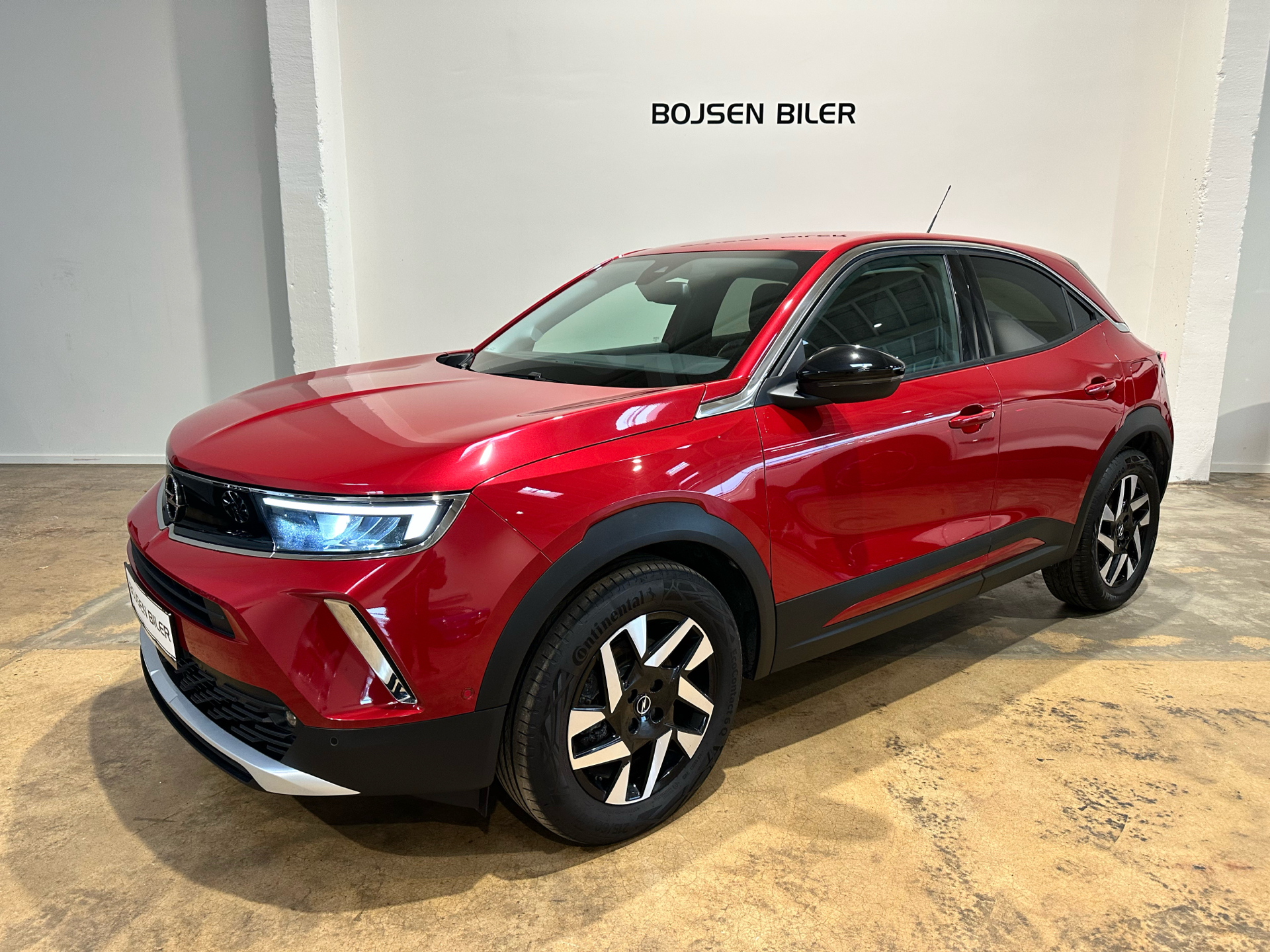 Rød Opel Mokka-e fra 2023 set udefra