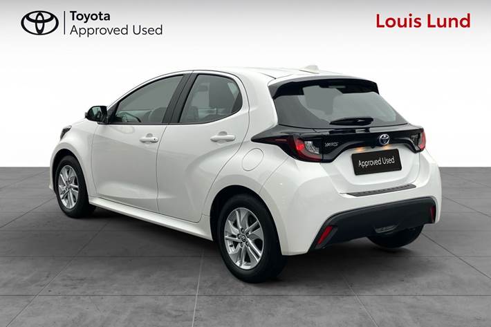 Hvid Toyota Yaris fra 2024
