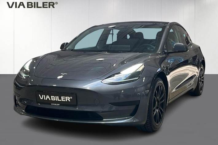 Grå Tesla Model 3 fra 2021