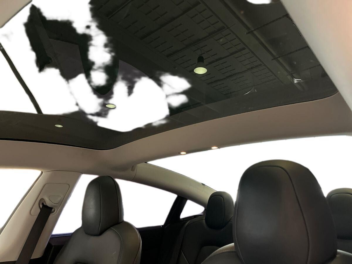 Grå Tesla Model 3 fra 2021