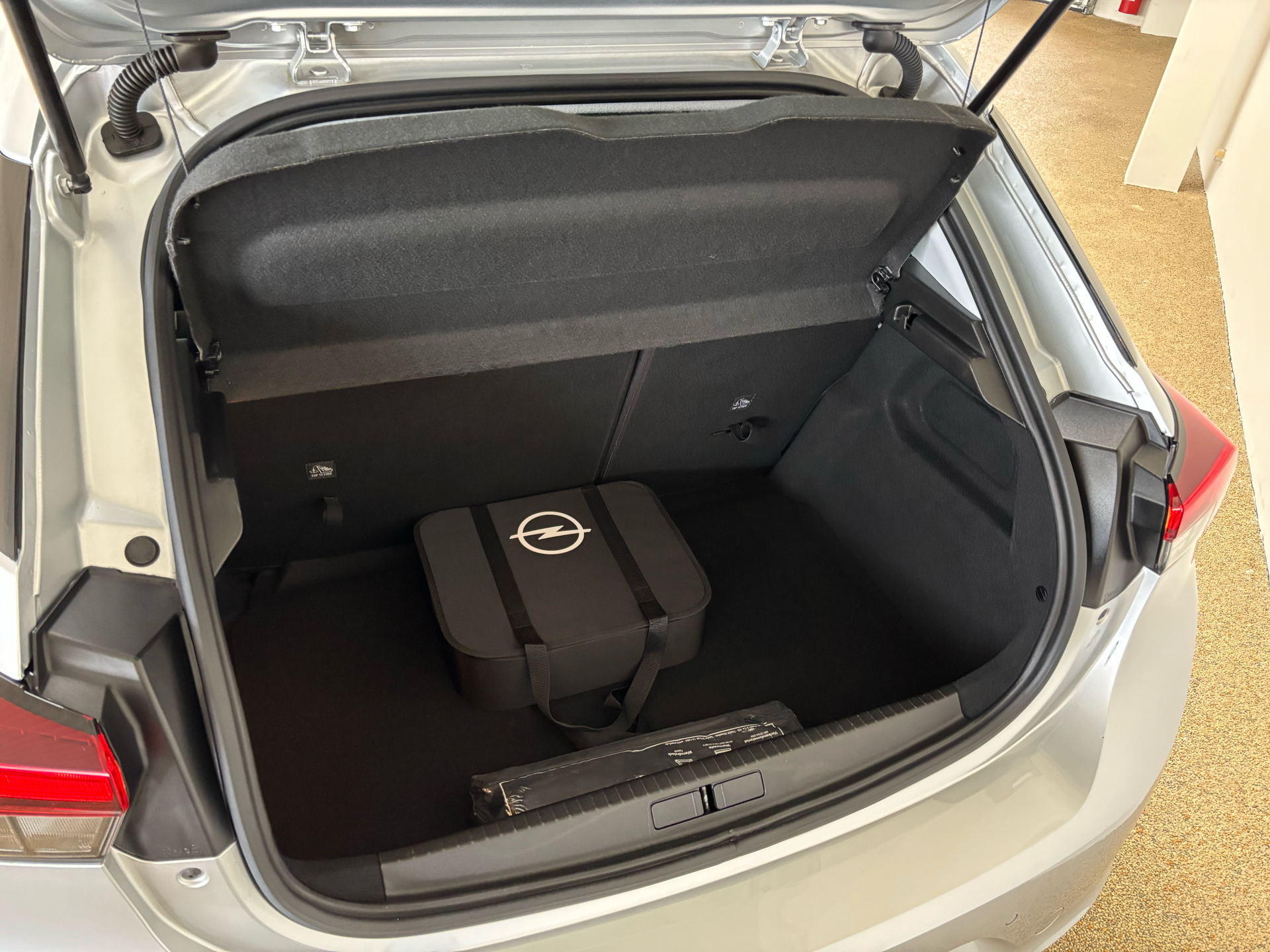 Sølv Opel Corsa-e fra 2023