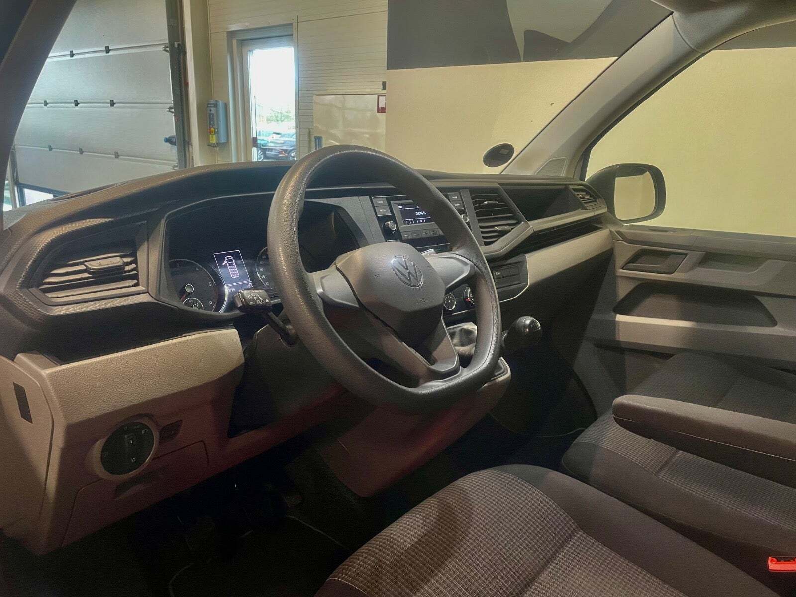 VW Transporter 2,0 TDi 110 Kassevogn kort