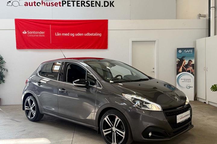 Grå Peugeot 208 fra 2017 set udefra