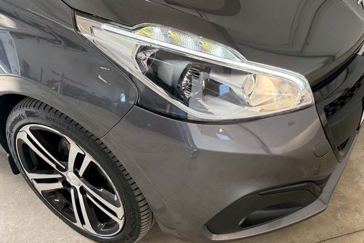 Grå Peugeot 208 fra 2017