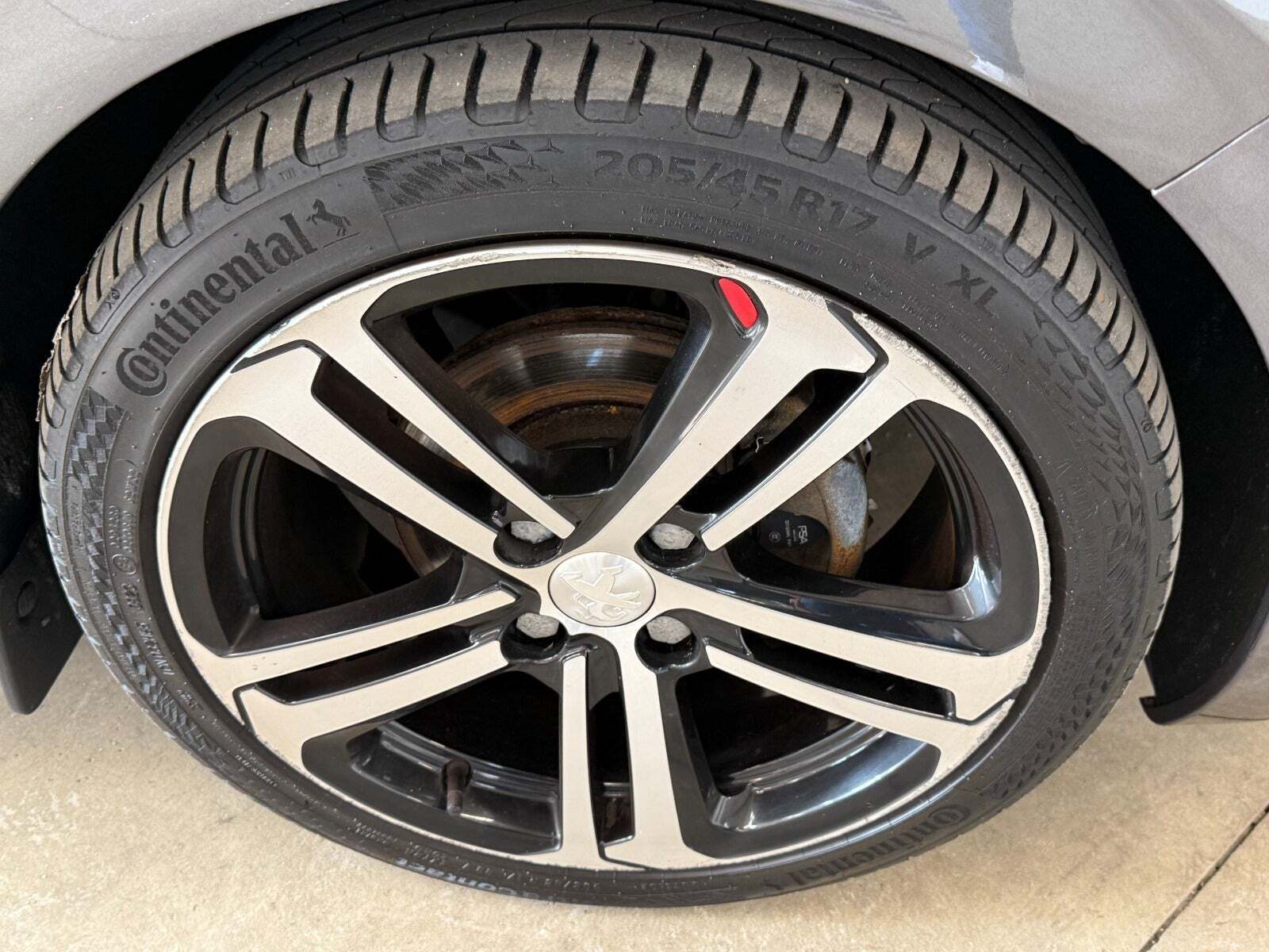 Grå Peugeot 208 fra 2017
