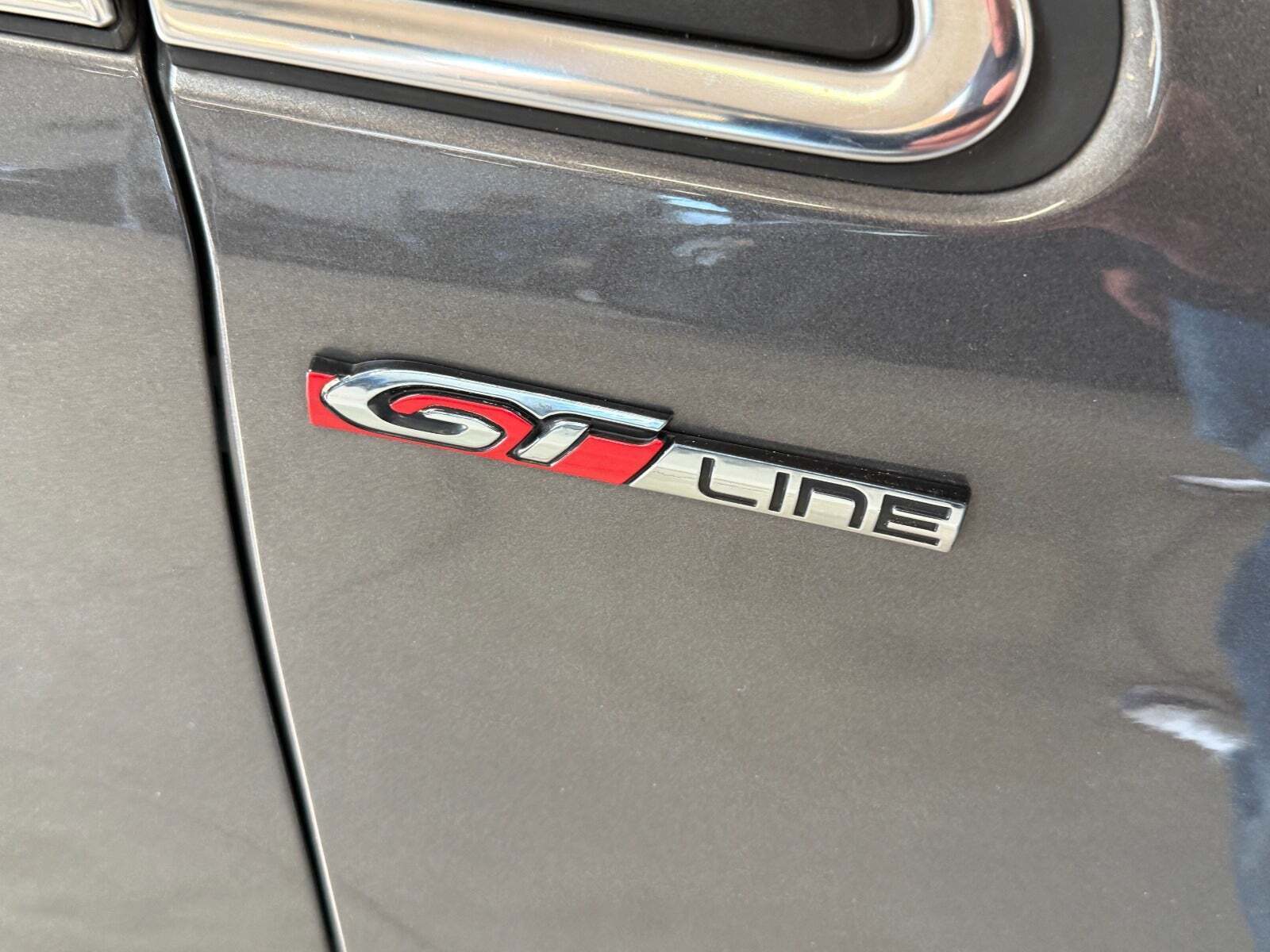 Grå Peugeot 208 fra 2017