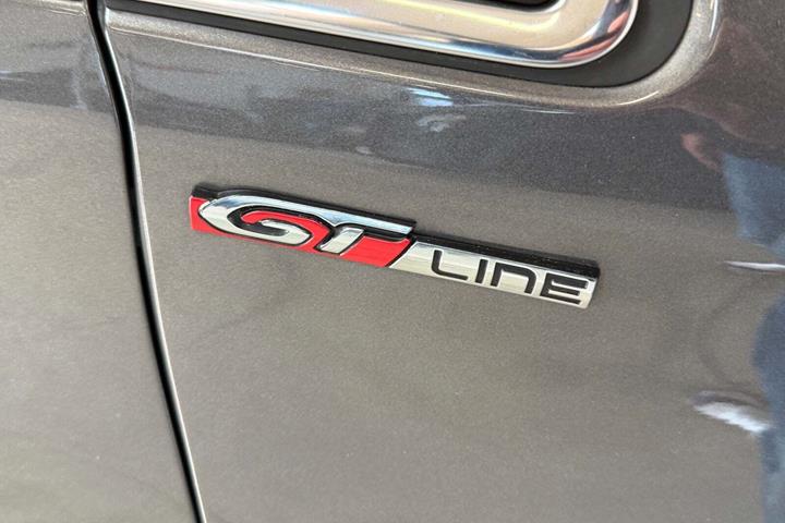 Grå Peugeot 208 fra 2017