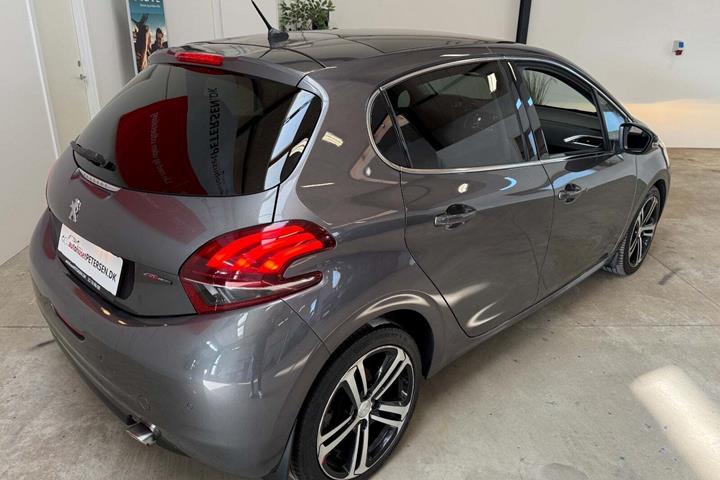 Grå Peugeot 208 fra 2017