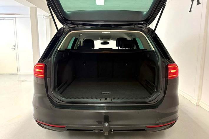 Grå VW Passat fra 2018