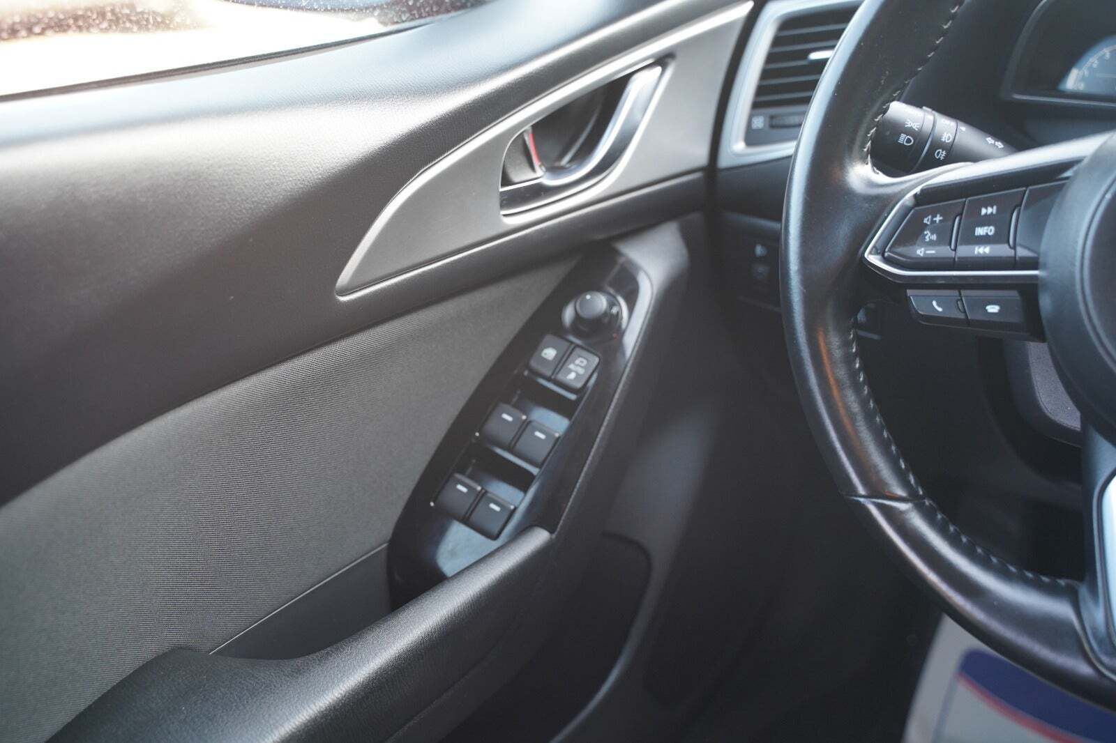 Rød Mazda 3 fra 2018