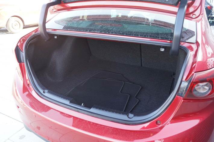 Rød Mazda 3 fra 2018