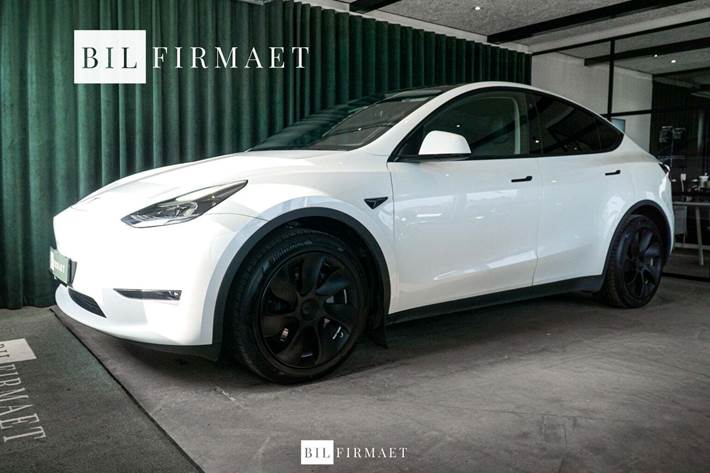 Hvid Tesla Model Y fra 2023