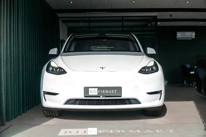 Hvid Tesla Model Y fra 2023