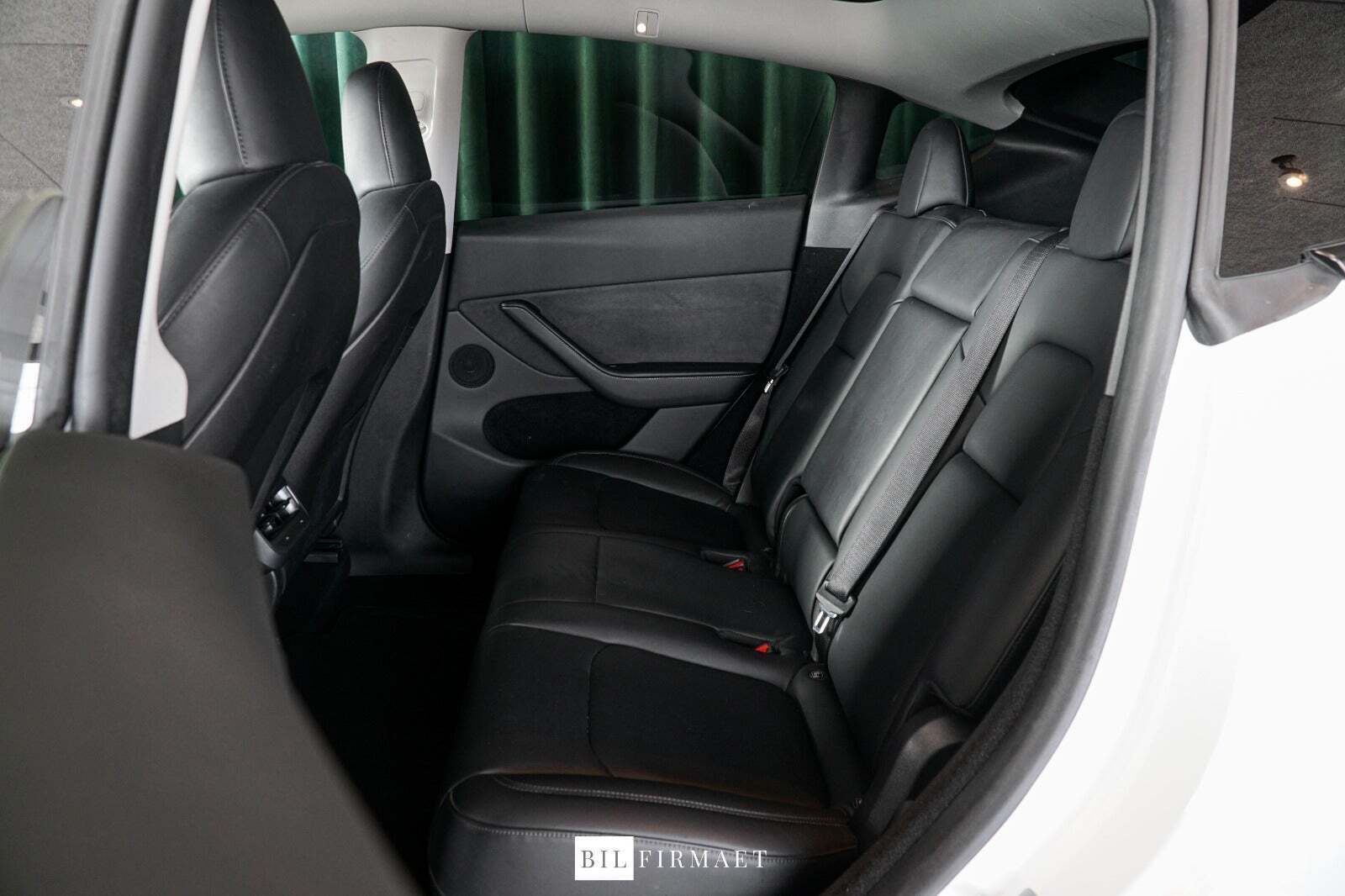 Hvid Tesla Model Y fra 2023