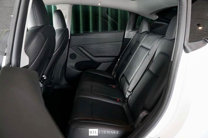 Hvid Tesla Model Y fra 2023