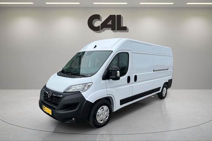 Hvid Opel Movano fra 2023
