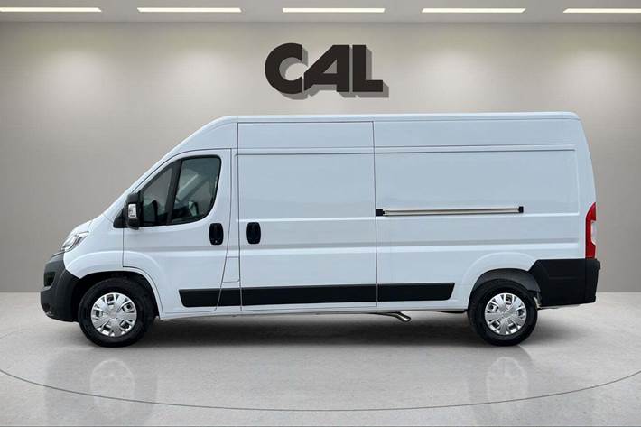 Hvid Opel Movano fra 2023